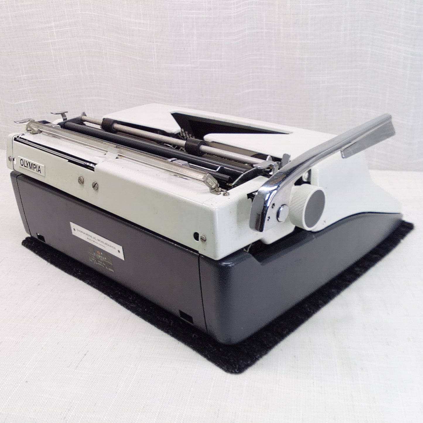 Olympia SM 9 Deluxe Typewriter, 1973
