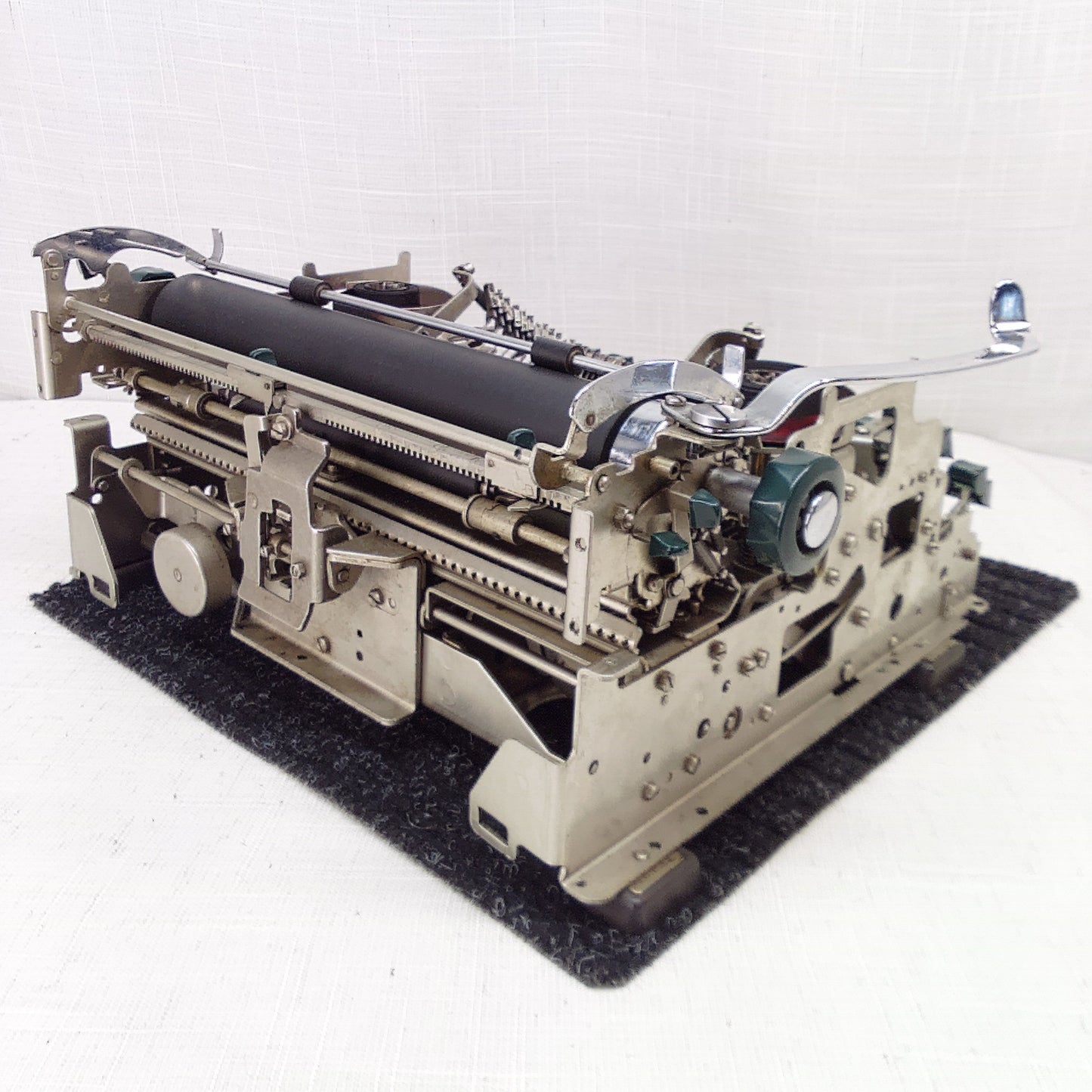 Remington Quiet-Riter 1950, Naked Typewriter