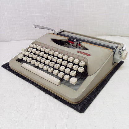 Royal 590 Ultra Portable 1965