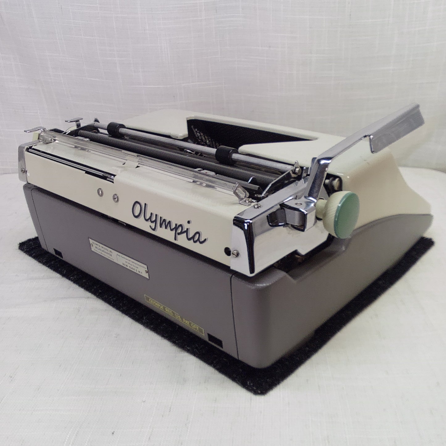 Olympia SM9 1964 - Italic Font Typewriter