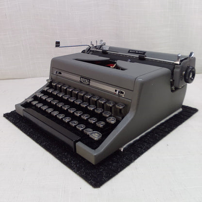 Royal Quiet DeLuxe 1949 (Dreyfuss Model)